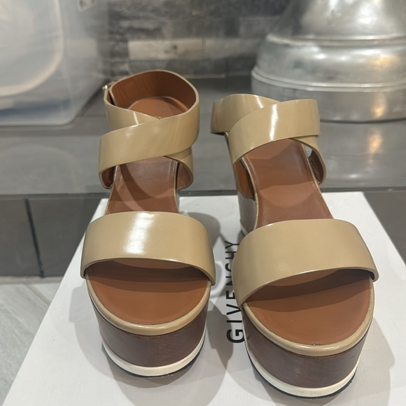 Authentic Givenchy Wedge size 40 - Picture 2 of 8